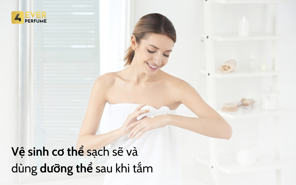 Vệ sinh cơ thể và dùng dưỡng ẩm